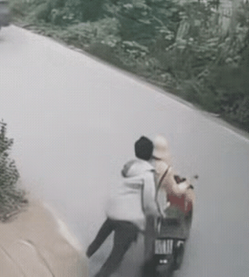 人性的恶莫过于此，这种谋杀未遂也不为过吧？
这事儿发生在越南，连人带车推向大车的