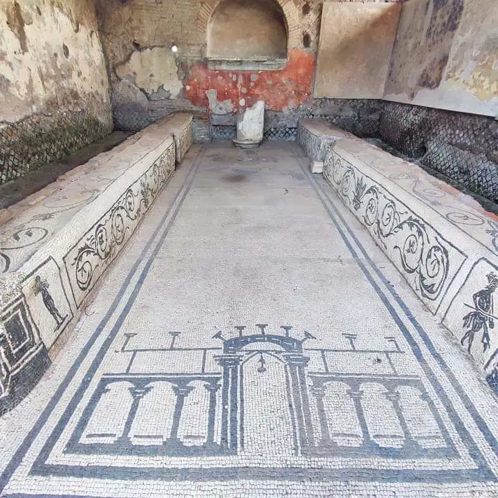 七门密特拉寺 这座密特拉神庙建于一座已有的仓库内。它的名字取自走廊入口...