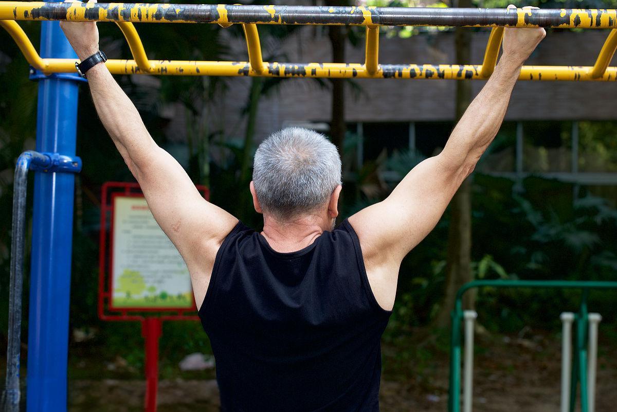 医生劝诫：上了岁数，宁可出门遛弯喝茶，也不要在家随便做这2事

上了年纪，待在家