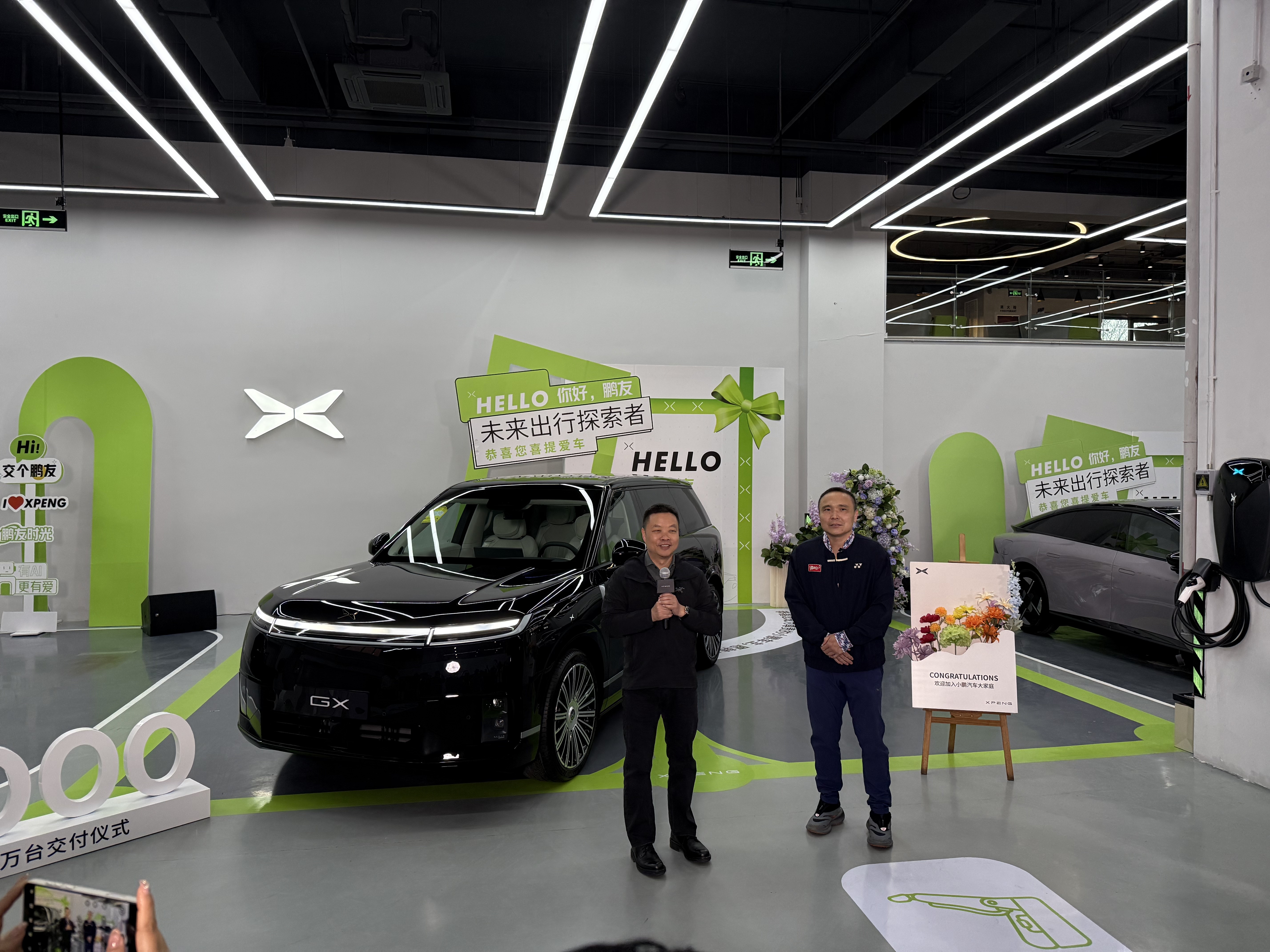 小鹏GX达成30000台交付里程碑，何小鹏现身北京亲手交车