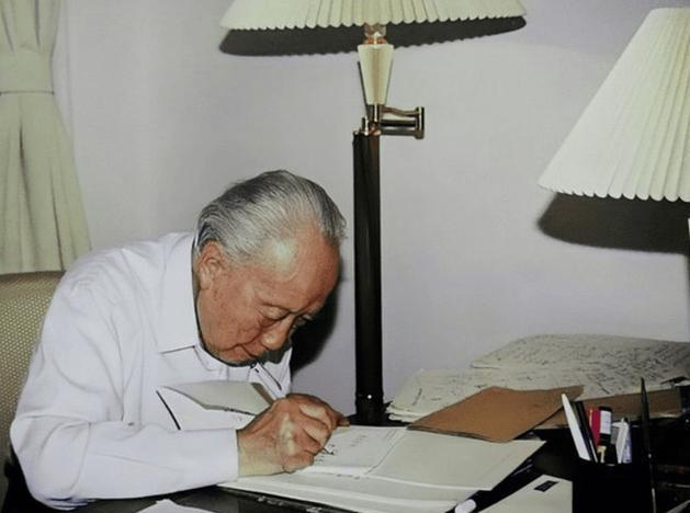 2008年，97岁高龄的钱学森对着前来探望的小儿子说道：“能不能给我买个电视？我