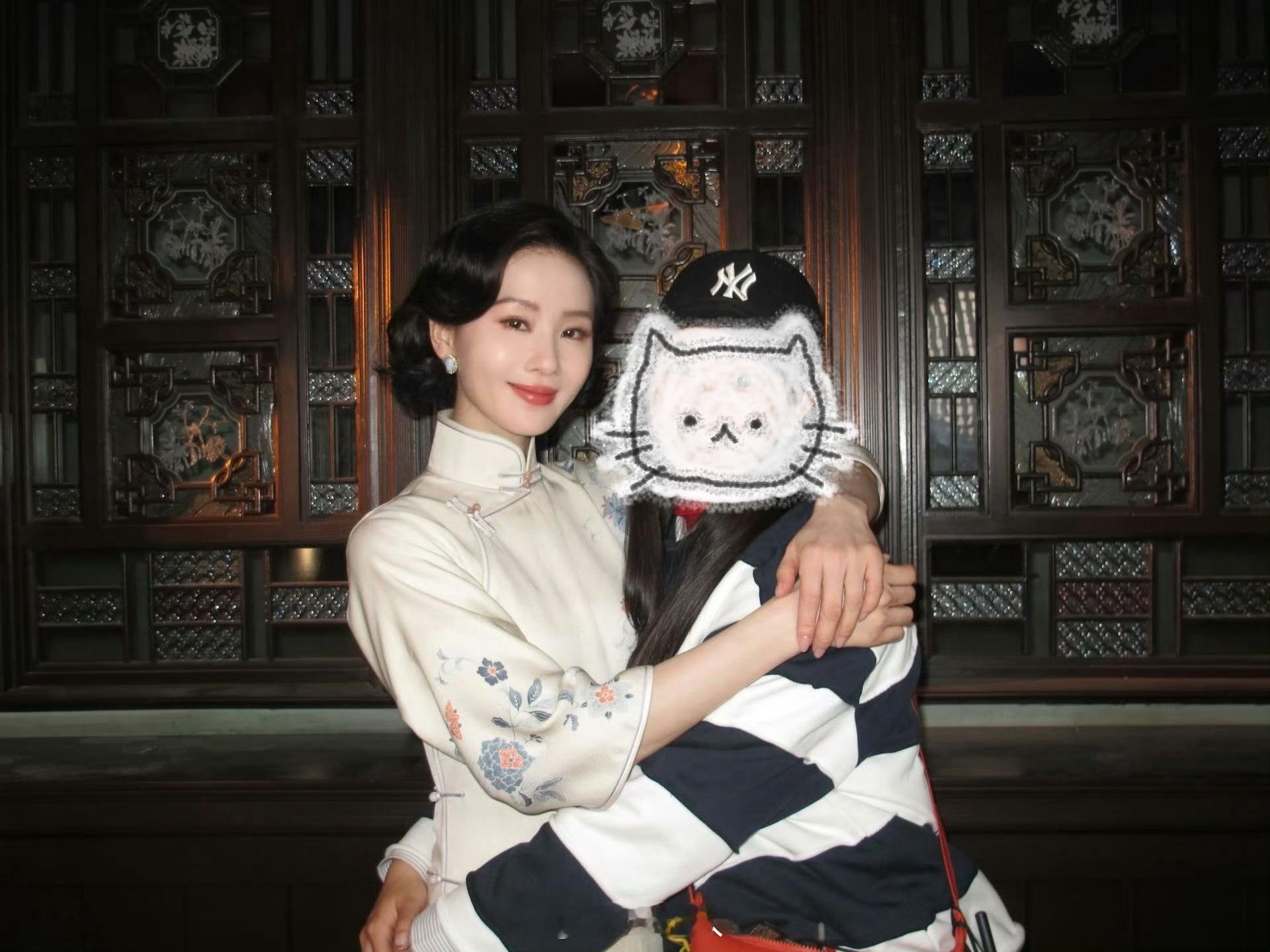 刘诗诗和千里江山图剧组人员合照千里江山图剧组人员晒和刘诗诗合照千里江山图剧组人员