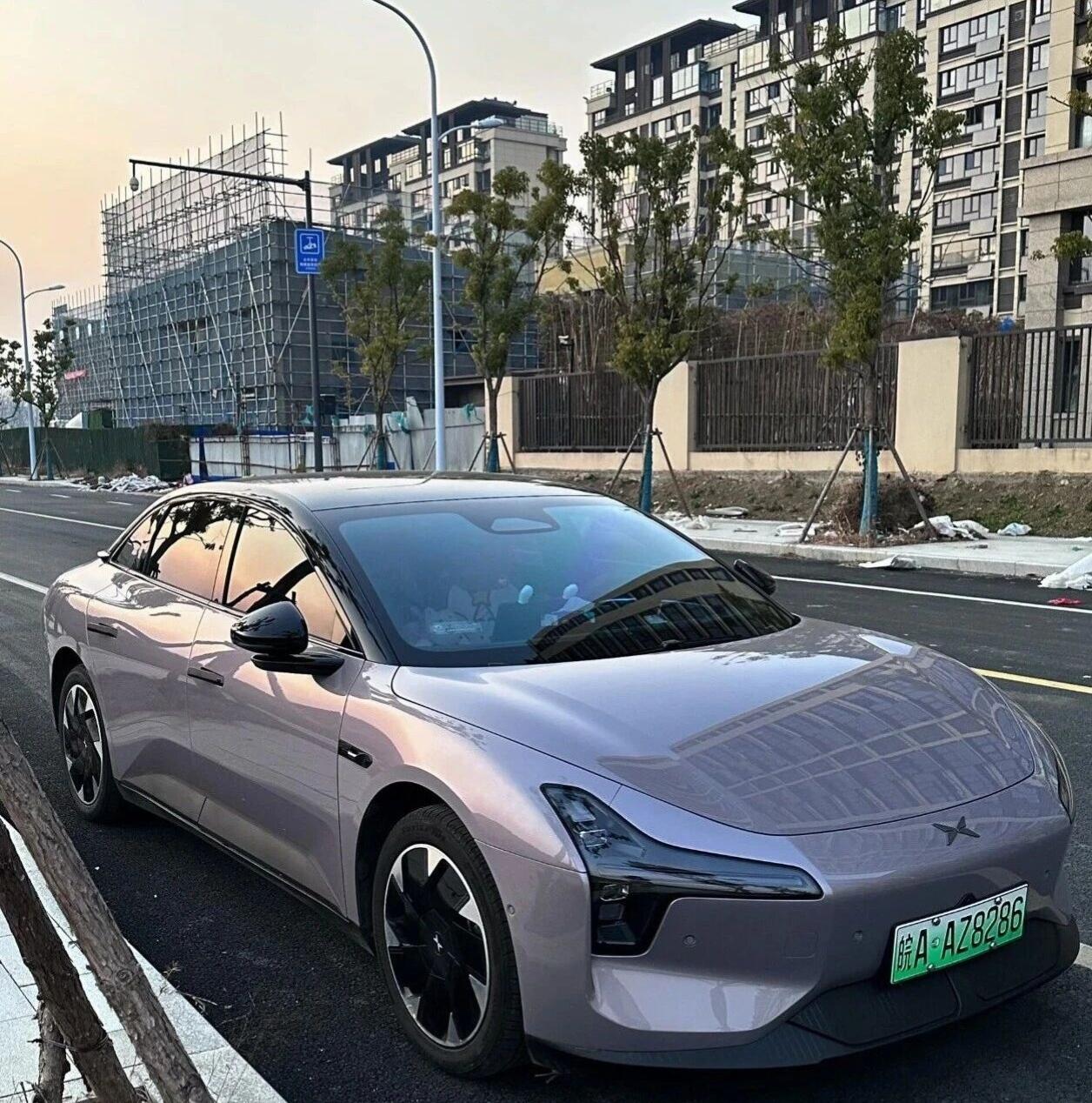 夕阳下的Mona 3街头摄影灵感来源 小鹏Mona M03，10万级纯电轿车的“