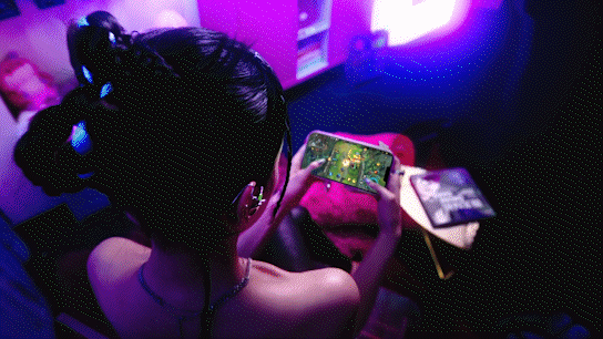 你横向拿手机的时候，摄像头一般放在左侧还是在右？[吐舌]