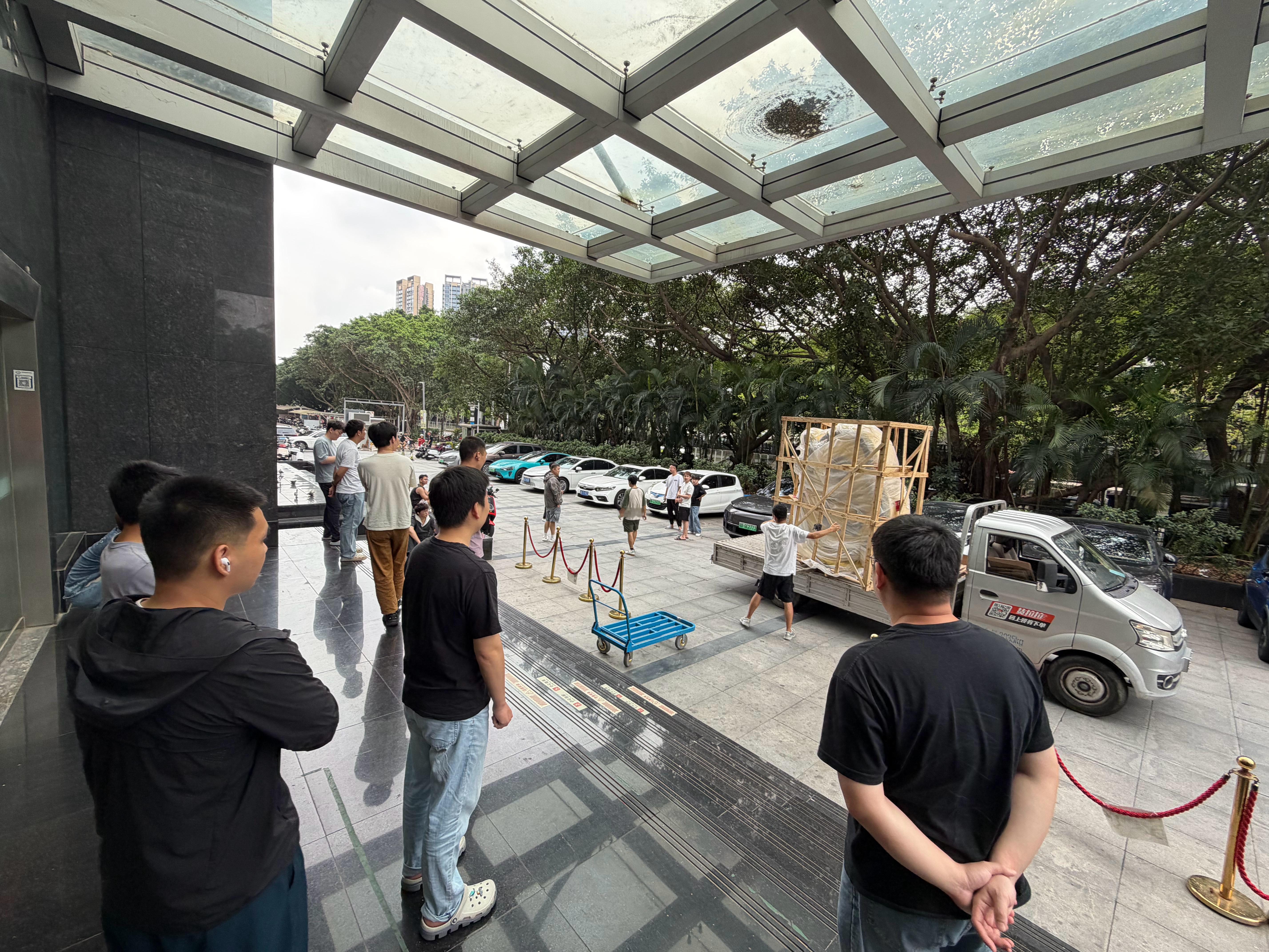 趣评测收到一个巨型小黄鸭，下来好多人搬，结果电梯进不去，只能叫吊车 深圳·深圳市