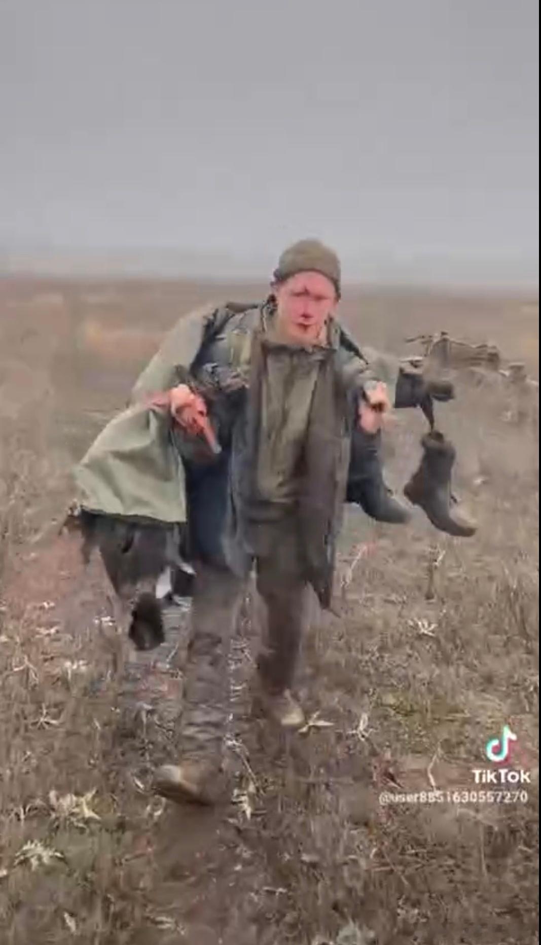 你们猜俄军后面背的是什么东西？用来干什么？ ​​​