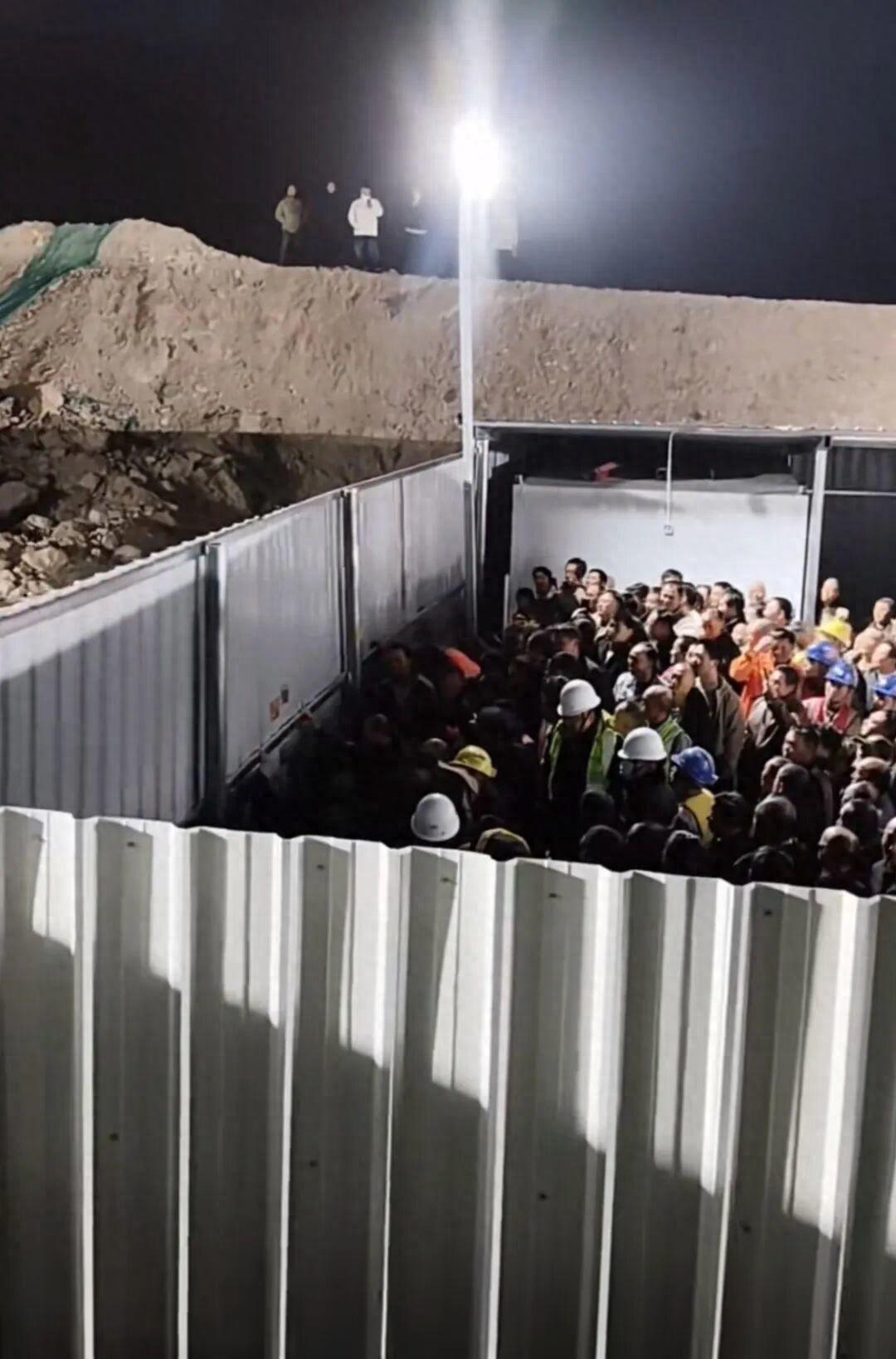 官方调查后正式辟谣了，那就说明工地做得确实不像工人所说是限制自由。很可能的情况是