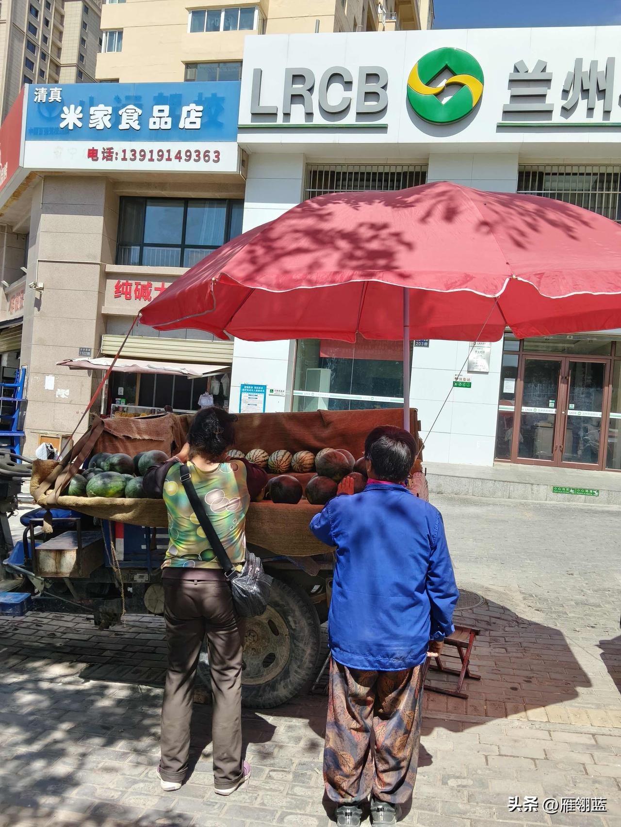今天上午10多在兰州市安宁区29家园马路边一个菜摊子上，老板的菜基本已经卖完了，