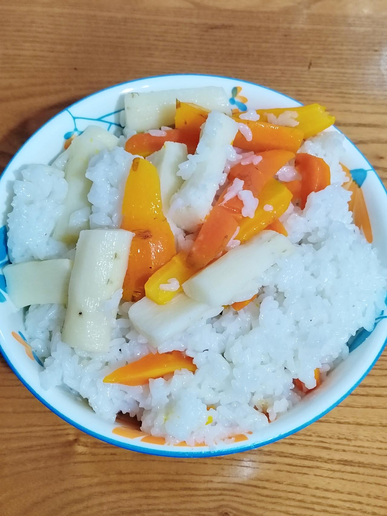 现在的年轻人自己在家懒得起灶，吃饭都是靠点外卖或者吃一些小零食凑合一顿又一顿，活