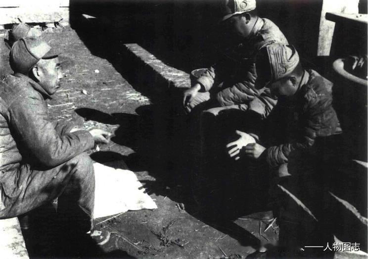 王震和被俘的国民党军官谈话,教育他们转变立场,站到人民方面来。