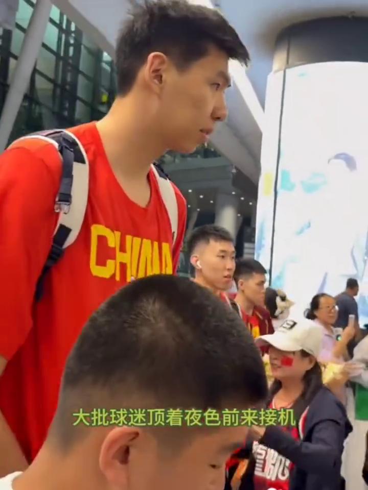 中国男篮在沈阳受热情欢迎。
果然还是辽宁球迷会心疼人。中国男篮深夜抵达沈阳，大批