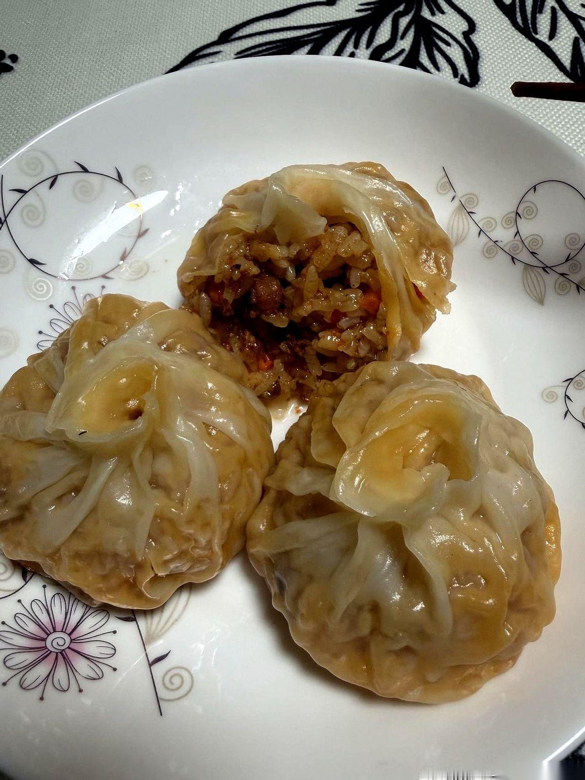 邻居热心送来一盒市区网红店的小笼包，说是新出的“小龙虾纸皮小笼”。
打开盒子，一