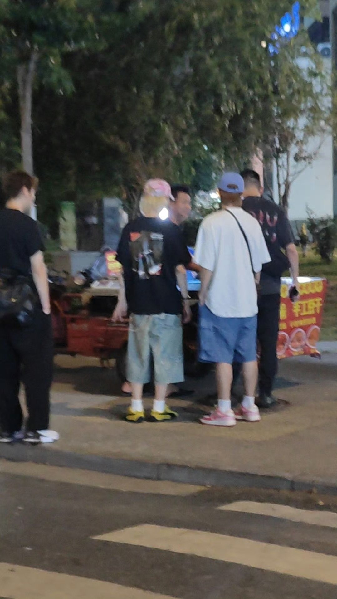 南昌街头偶遇鹿晗南昌街头偶遇鹿晗高瀚宇运爆棚！在南昌街头偶遇鹿晗高瀚宇，两人超接