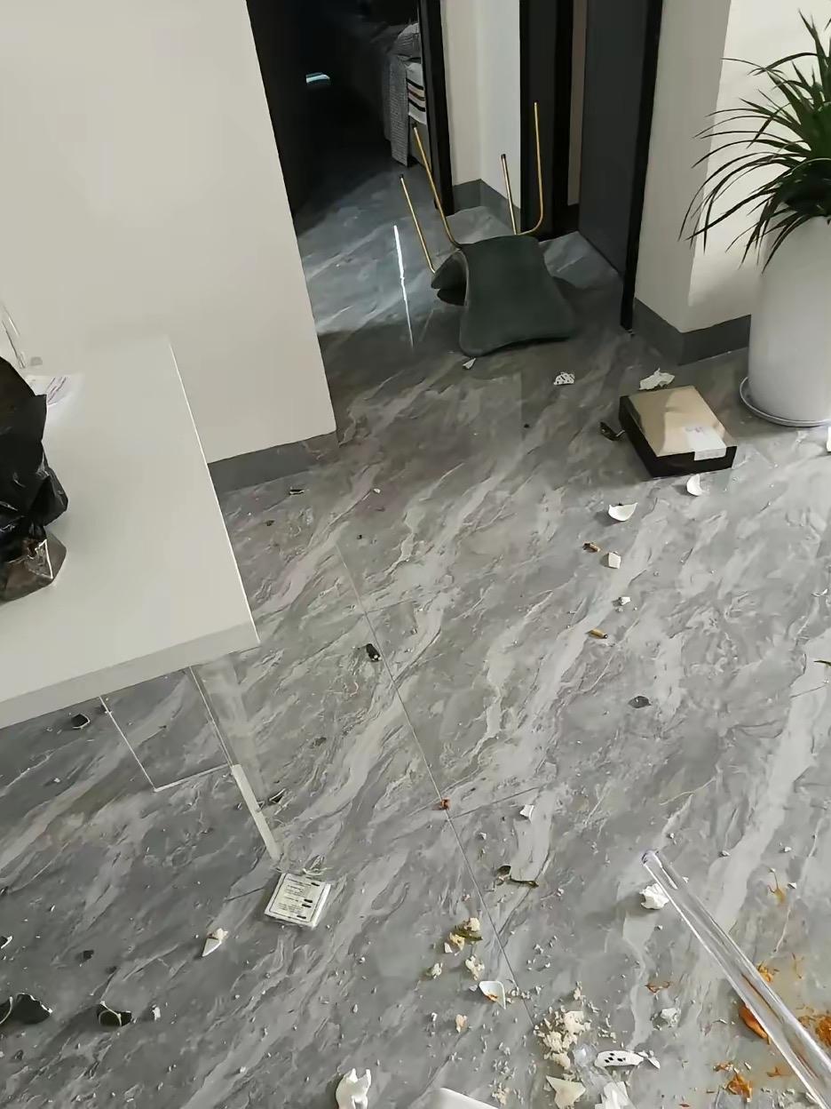 昨天，老公的侄女打电话说和她老公吵架了，让老公去收拾他一顿
老公挂了电话起身就想