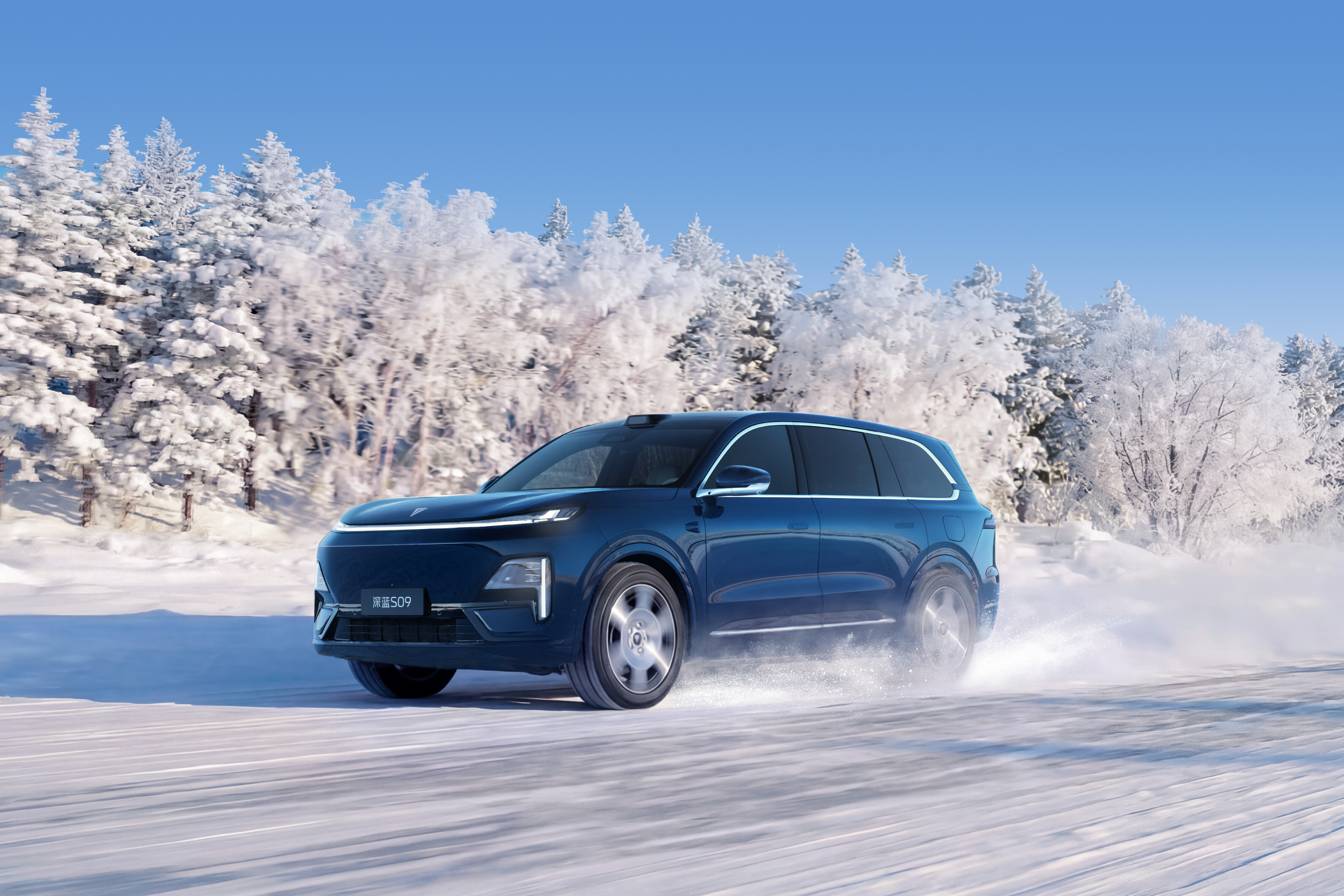 春节自驾返乡和出游的车流里，不少车主在景区、高速沿途，都遇见了深蓝。这一次不是擦