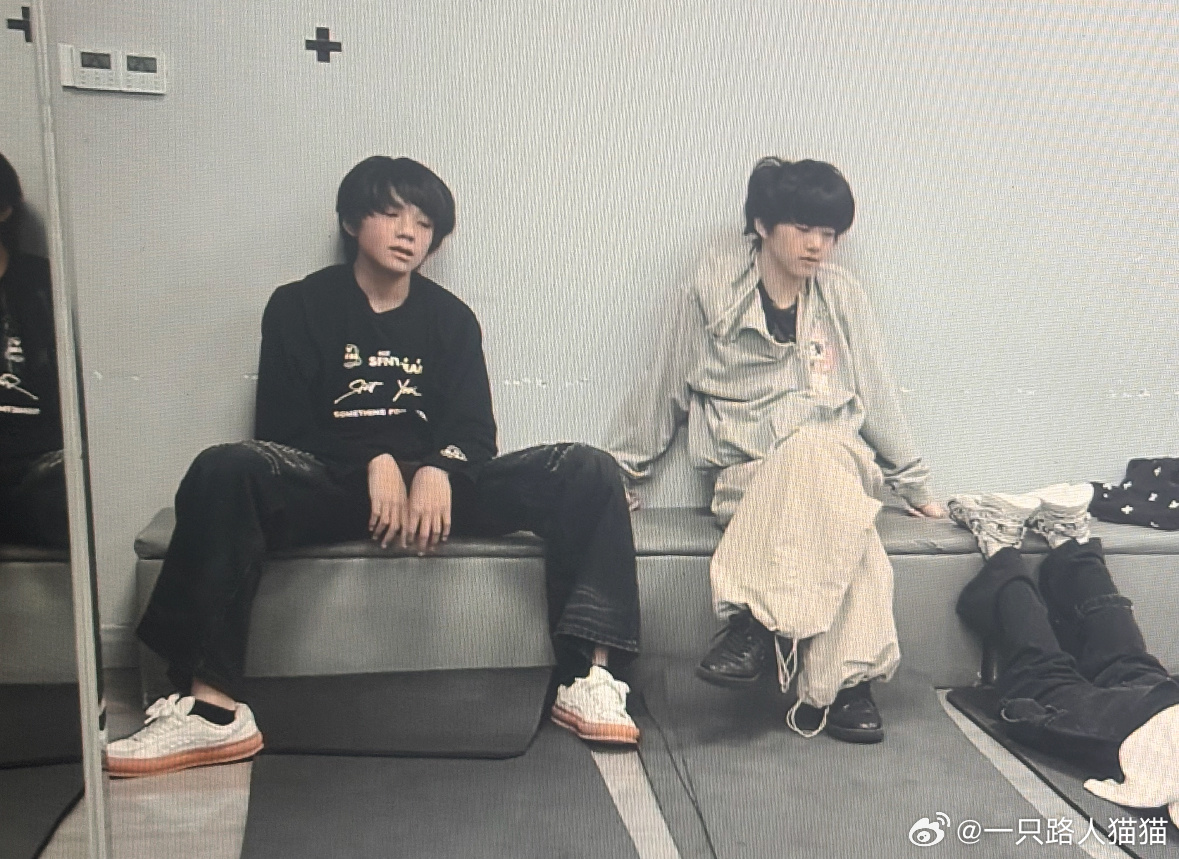 王橹杰“大马金刀往那儿一坐” 