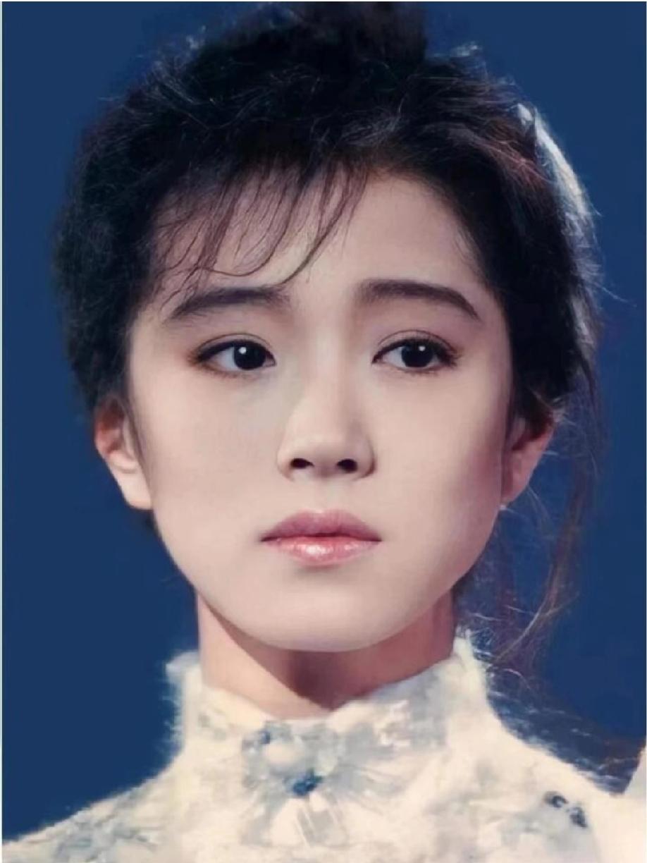 她的长相放现在也吃香吧？幼态甜妹脸，偏带清冷破碎感
 
刷到这位的长相，忍不住想