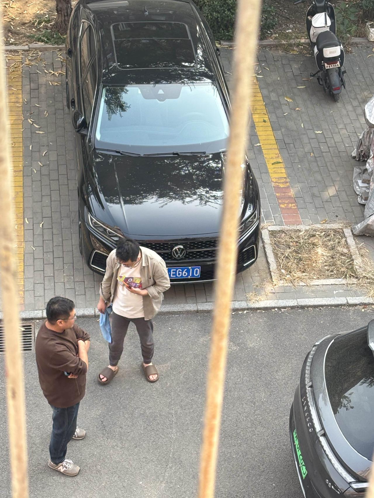 昨天下午回到家没多久听到楼下吵吵，打开窗户听了两人对话才知道油车倒车入位把电车屁