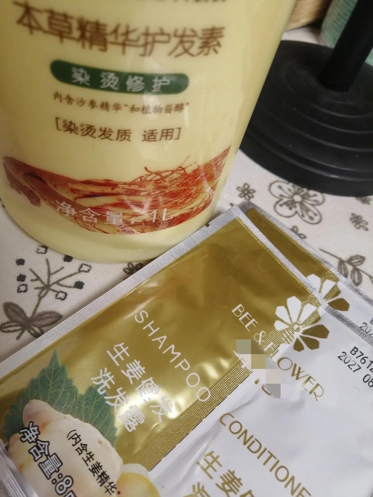 年少时，一头乌黑浓密的秀发，总有人说，这女子这头发一把都攥不住啊。那时，时常为发