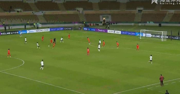 向余望！禁区内闪转腾挪，转身破门！精彩！！！2比0！！！U23国足vs越南U23