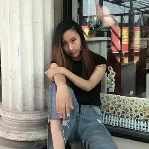 悠闲午后，倚靠古柱，享受宁静时光。