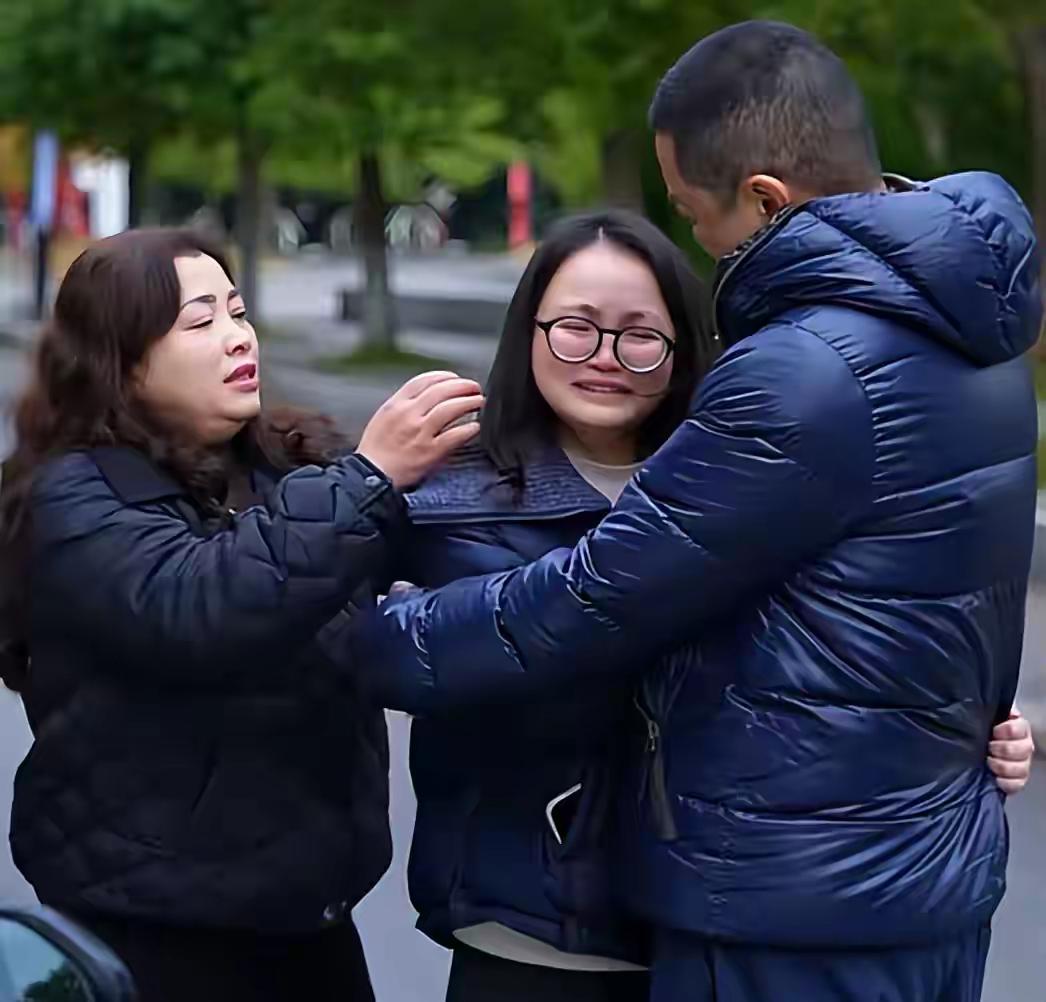 刷到李亚鹏的视频直接破防泪目！原来他藏着这样一段跨越血缘的深情往事～

李亚鹏成