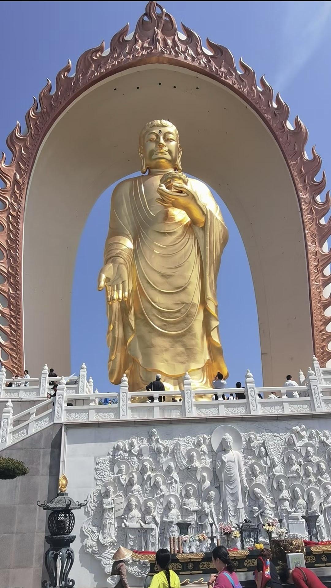 4月25日，白宫记者协会年度晚宴现场突发枪击事件。商人险些挨枪。在其陷入伊朗僵局