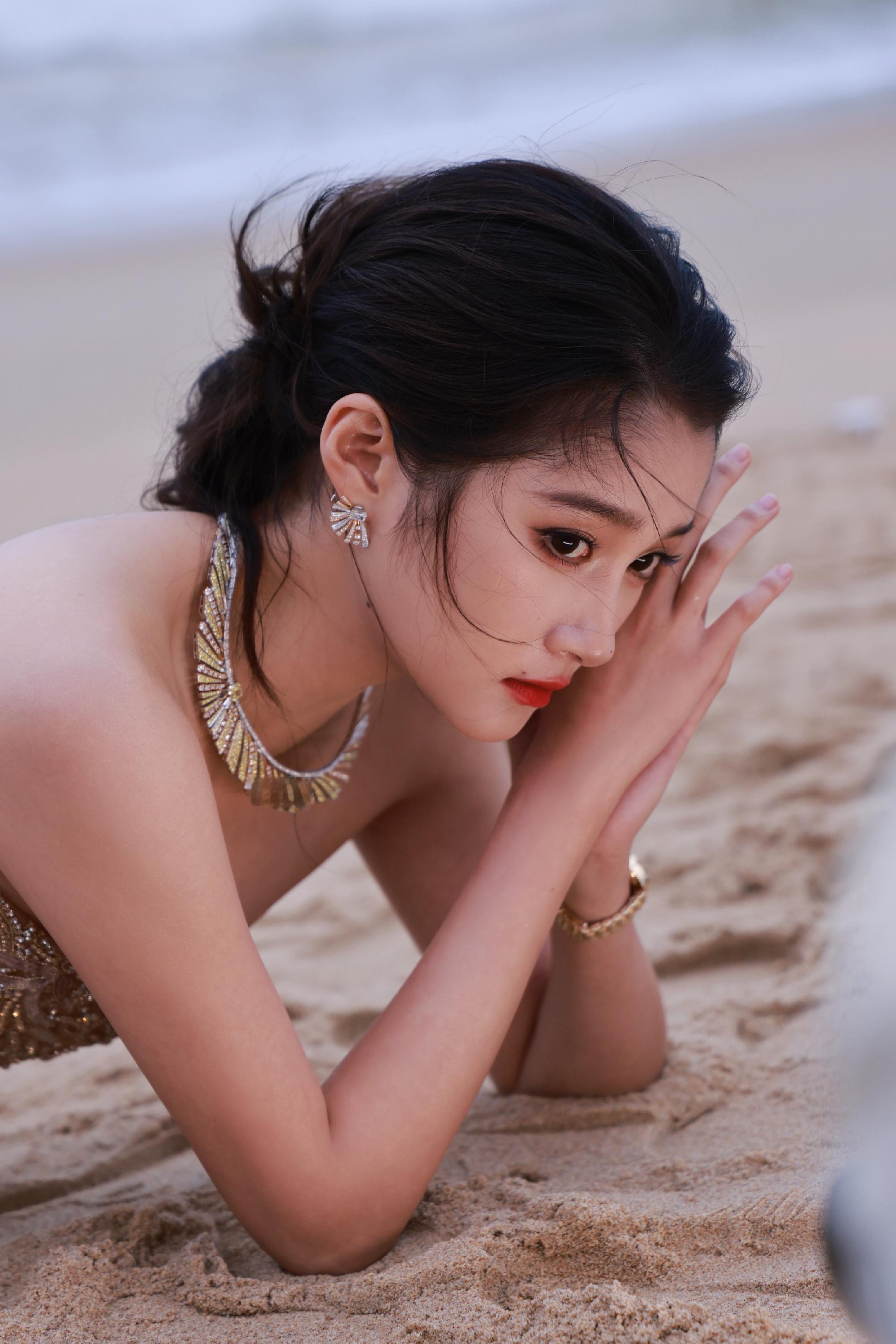 关晓彤ELLE风尚大典，穿搭抹胸礼裙真的好优雅。关晓彤