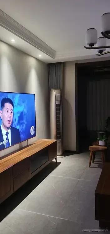 一个夏天没开客厅空调，今天开了，没想到这几天温度突然上升，到处热哄哄的，我这个特