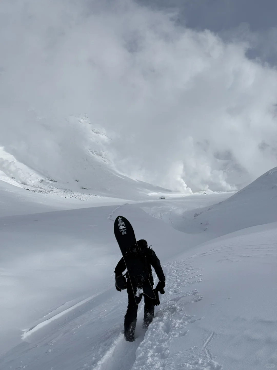 雪场竟然建在火山上！滑着雪身后还冒着烟…