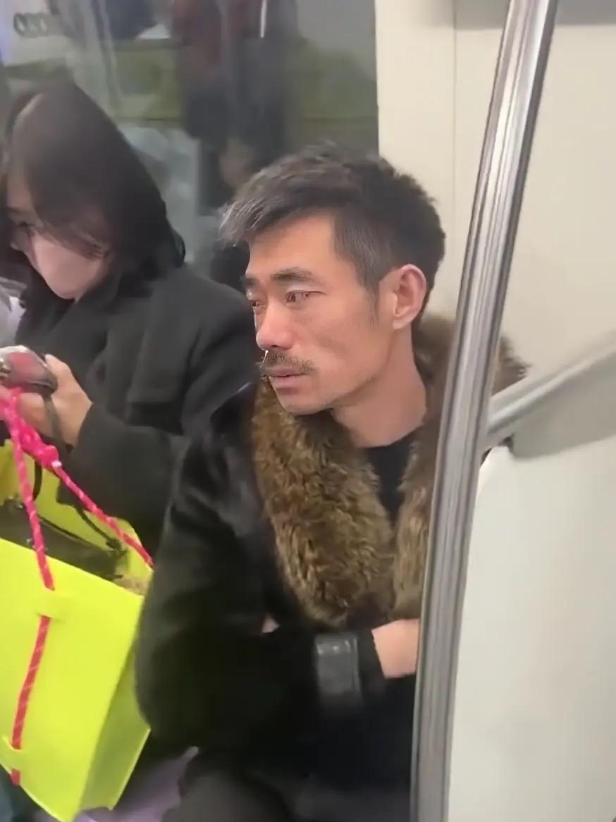 四哥还是很有善心的，四哥在上海有很多产业，但他出门还坐地铁，抽的是利群，可以说是