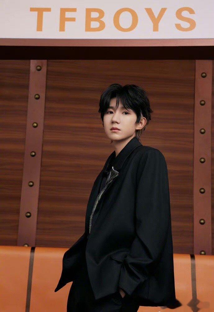 #王源发尾挑染#任何发热都能轻松拿捏的百变小源。期待十周年的舞台表现[鲜花][鲜