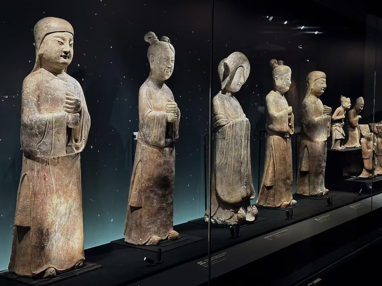 站在博物馆里瞅着这排陶俑，瞬间像穿越回古代了。这些陶俑个个身姿端正，衣着打扮还保