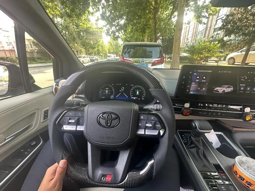 现在一提买车，总有人喊“国产崛起”，但我偏要泼盆冷水：国产车企的“成熟”，怕是只