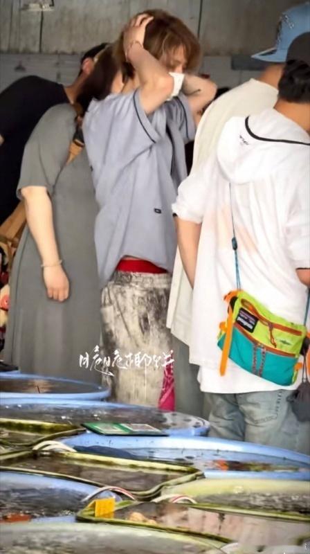 鹿晗好尊重本命年鹿晗：本命年到了，红色穿起来！ 