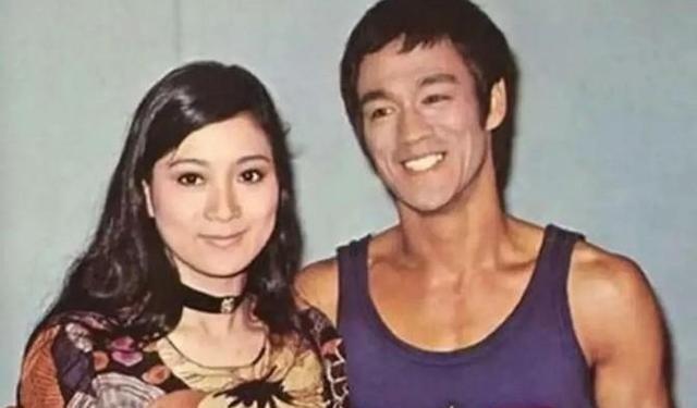 1973年， 李小龙 死在了 丁佩 的床上！一时间她被推上了风口浪尖，可没过多久