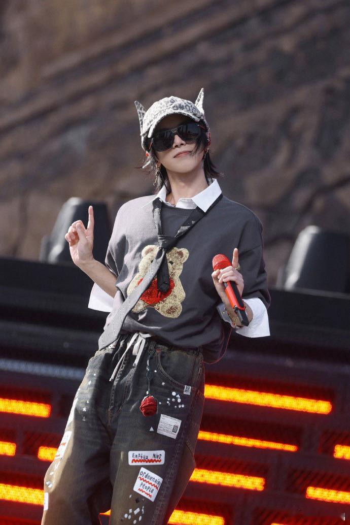 华晨宇给粉丝戴自己的同款项链火星演唱会的生日环节永远充满惊喜，不止合唱生日歌，华