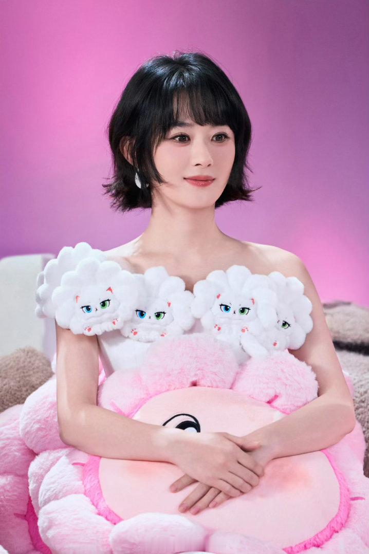 赵丽颖今日直播官方图来了，姐姐好嫩好漂亮😍 ​​​