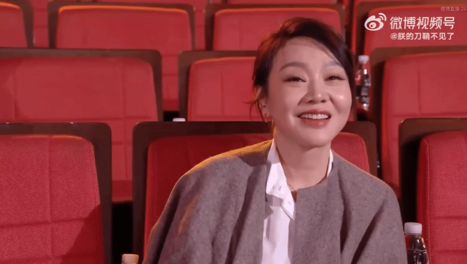 闫妮笑着笑着就哭了闫妮看着邢捕头和李大嘴领奖，也很欣慰吧，笑着笑着就哭了，也懂对