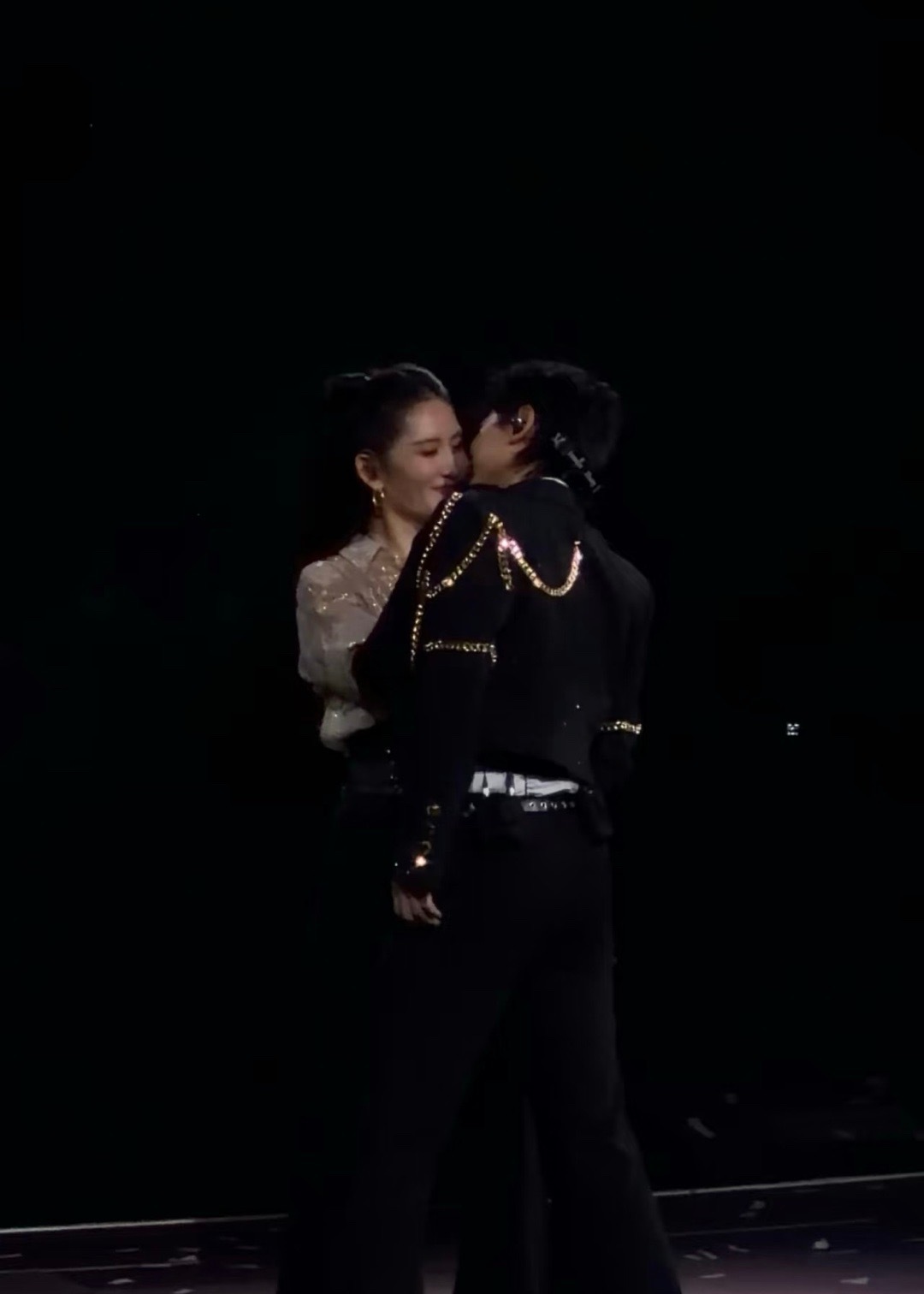 谁在昨晚彻底疯狂！！！以前叫张杰都是叫姐夫的 