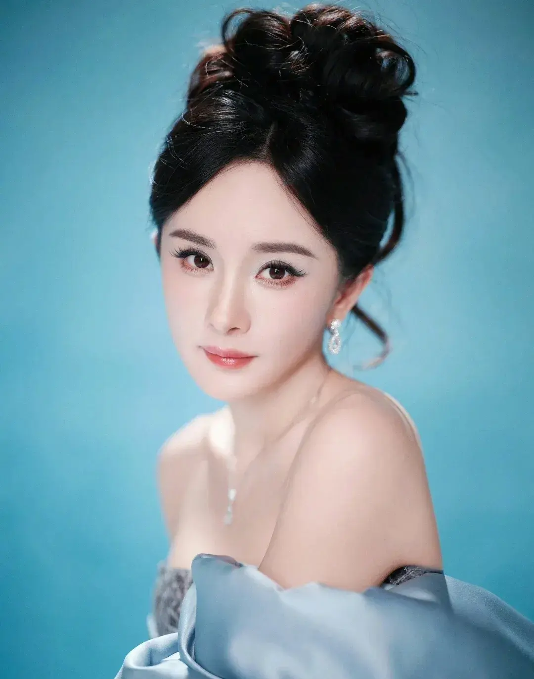 杨幂大片：仙气飘飘，山水之间尽显松弛美！