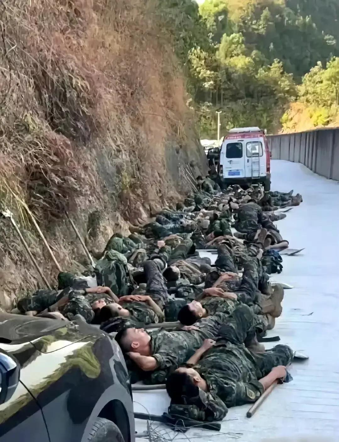 请不要吝啬您双手，为人民子弟兵点赞！
无论严寒酷暑，无论何时何地，只要有需要，最