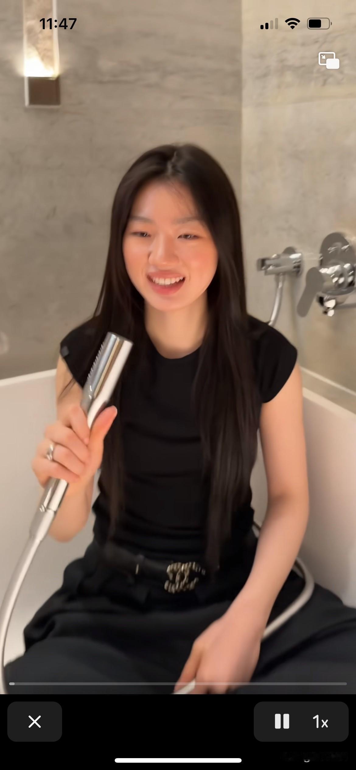 单依纯老师这次闯大事了，不顾形象直接在浴缸里面唱歌，这是洗澡的地方。怎么能够随随