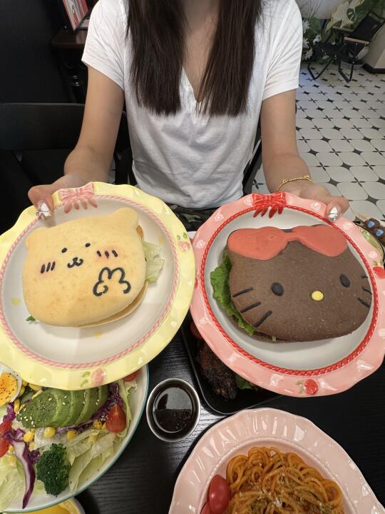 在宿州！一口把kitty汉堡吃掉啦！可爱s了！