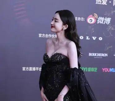 古力娜扎这套透视裙造型大胆又惊艳，薄纱若隐若现，完美勾勒出曼妙身段，性感又高级，