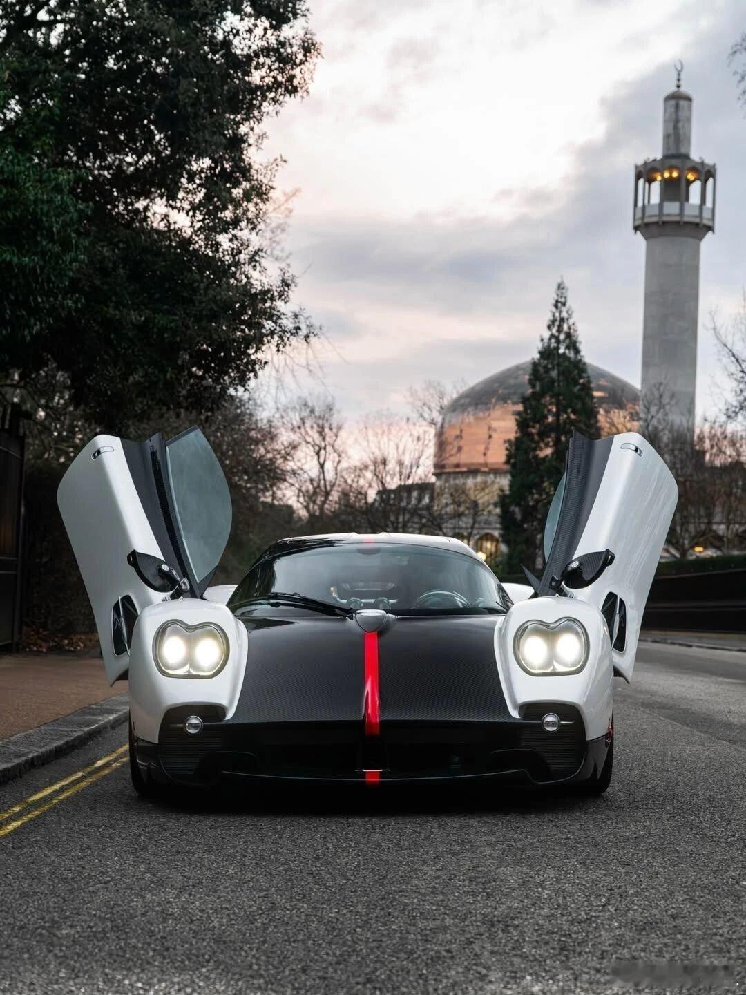 帕加尼Utopia，这个配色也好看，满满的科技感，每一处都透漏出金钱味。帕加尼