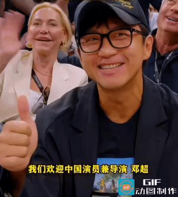 邓超看NBA球赛被贴脸开大，儿子等等颜值抢镜。

邓超带儿子看球赛没想到还被隆重