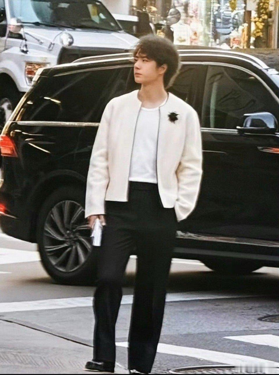 王一博 纽约纽约街头的王一博，小王子又出来炸街了