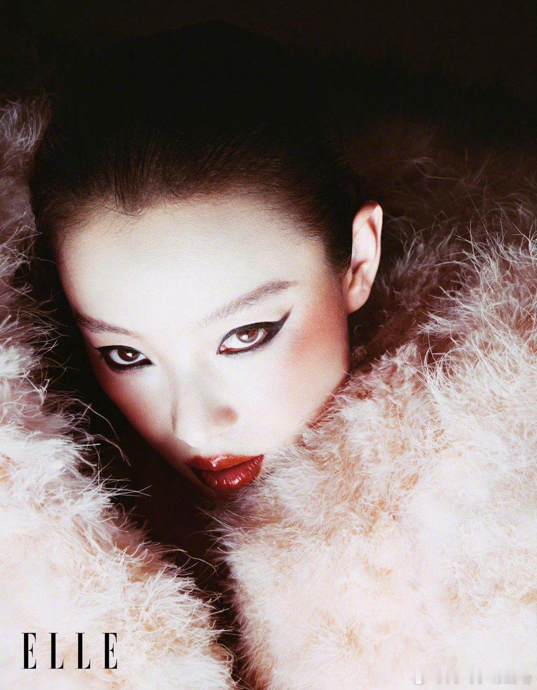 倪妮  ELLE 3月开季刊封面，烟熏红唇搭配Gucci 26早秋豹纹装，化身冷