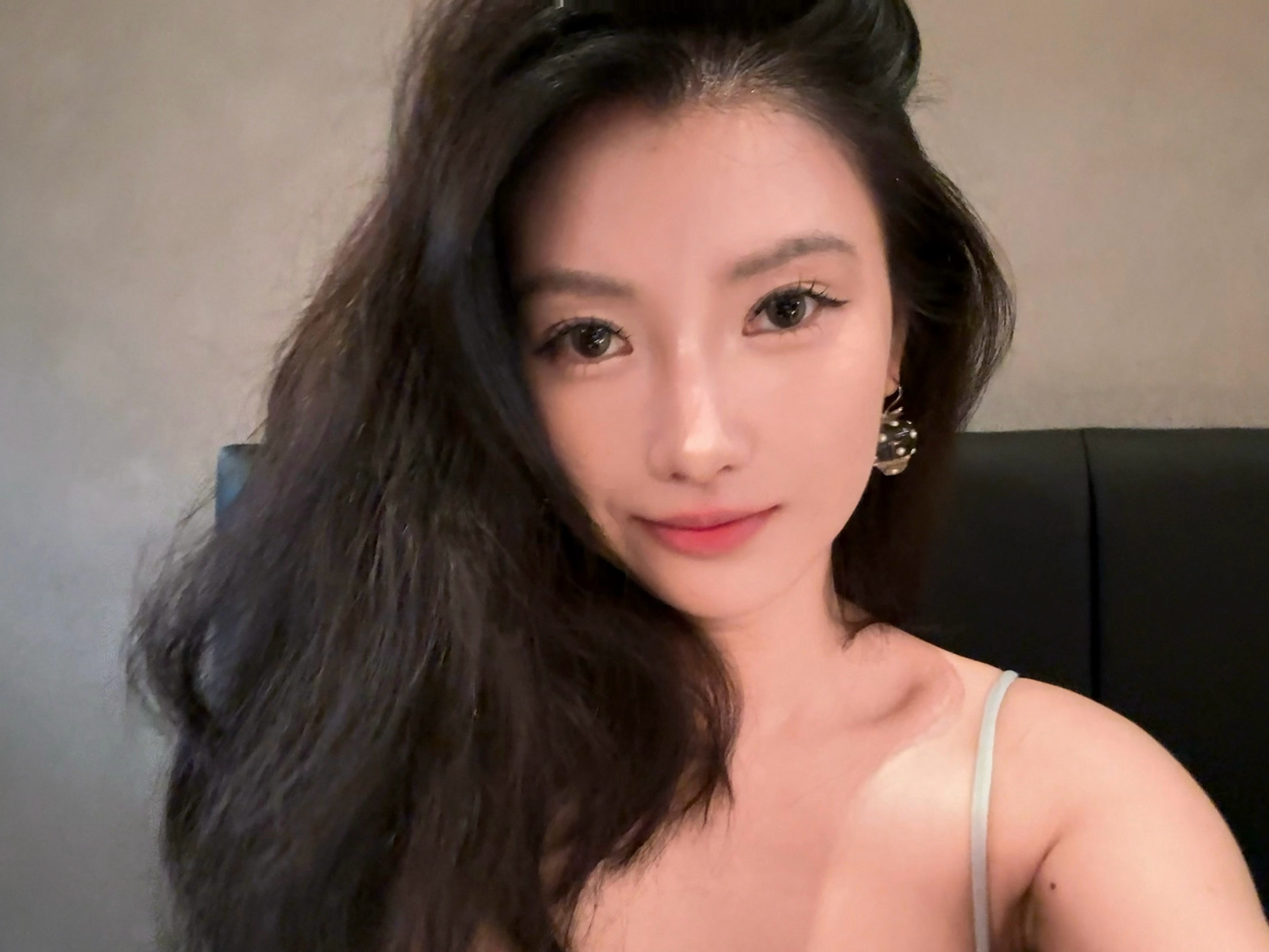 我发现16pro在四周比较昏暗且头顶有射灯的情况下拍照很好看显得人很白皙同时妆面